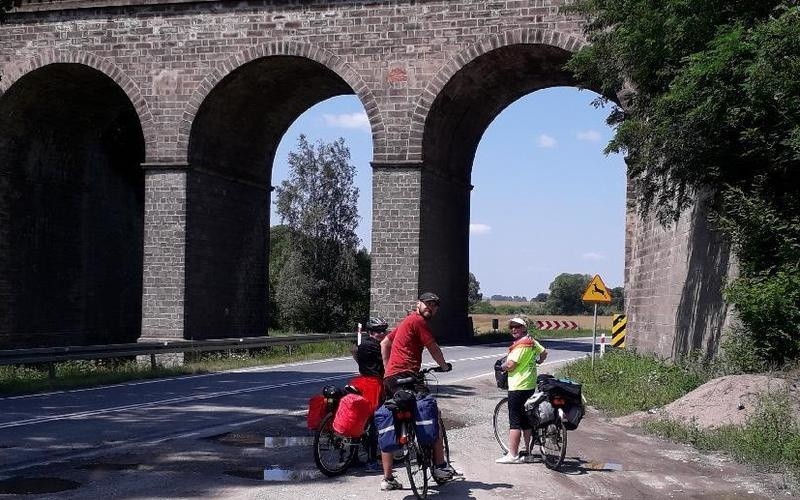 Rowerowa wyprawa dzielnych seniorów z Kęt dookoła Polski. Apelują o pomoc dla Antosi [ZDJĘCIA]