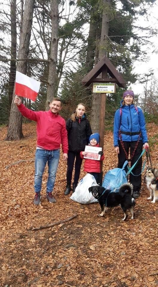 Region. Znieśli ponad 2,5 tony śmieci ze szczytów. Sprzątali też szlaki w Beskidzie Wyspowym