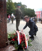 Kwiaty pod popiersiem Marszałka na Placu Szarych Szeregów w Szczecinie w 101. rocznicę Bitwy Warszawskiej