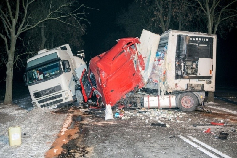 Tir wjechał w cysternę [zdjęcia]