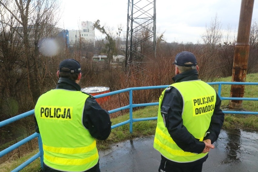 Poranny paraliż Wrocławia. Mężczyzna skoczył ze słupa energetycznego, zginął na miejscu (ZDJĘCIA)