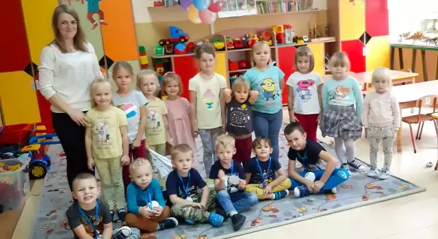 Aleksandra Gut (z lewej) z grupą dzieci z Niepublicznego Przedszkola im. świętego Andrzeja Apostoła w Nieznamierowicach.