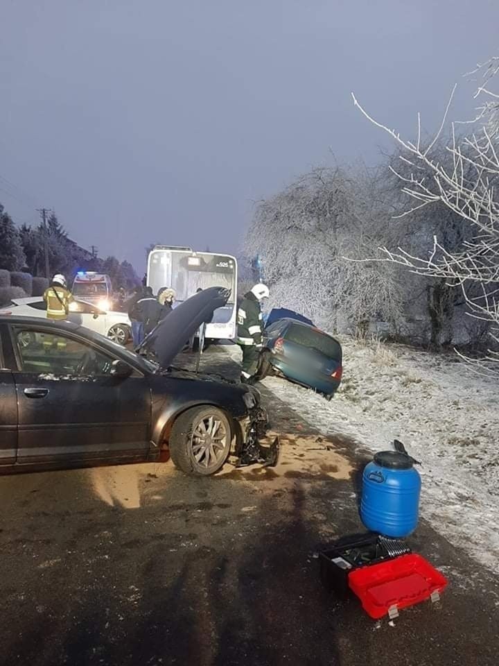 Gmina Michałowice. Trzy samochody osobowe zderzyły się z autobusem. Ratownicy z pogotowia badali podróżnych 