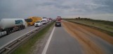 Koszmarny dzień na na autostradzie A4 pod Wrocławiem. Ciężarówka wjechała w bariery, inna zgubiła ładunek [ZDJĘCIA]