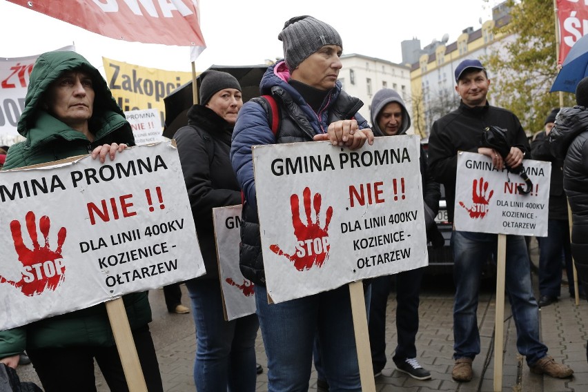 Protest mieszkańców regionu radomskiego pod siedzibą PiS w...