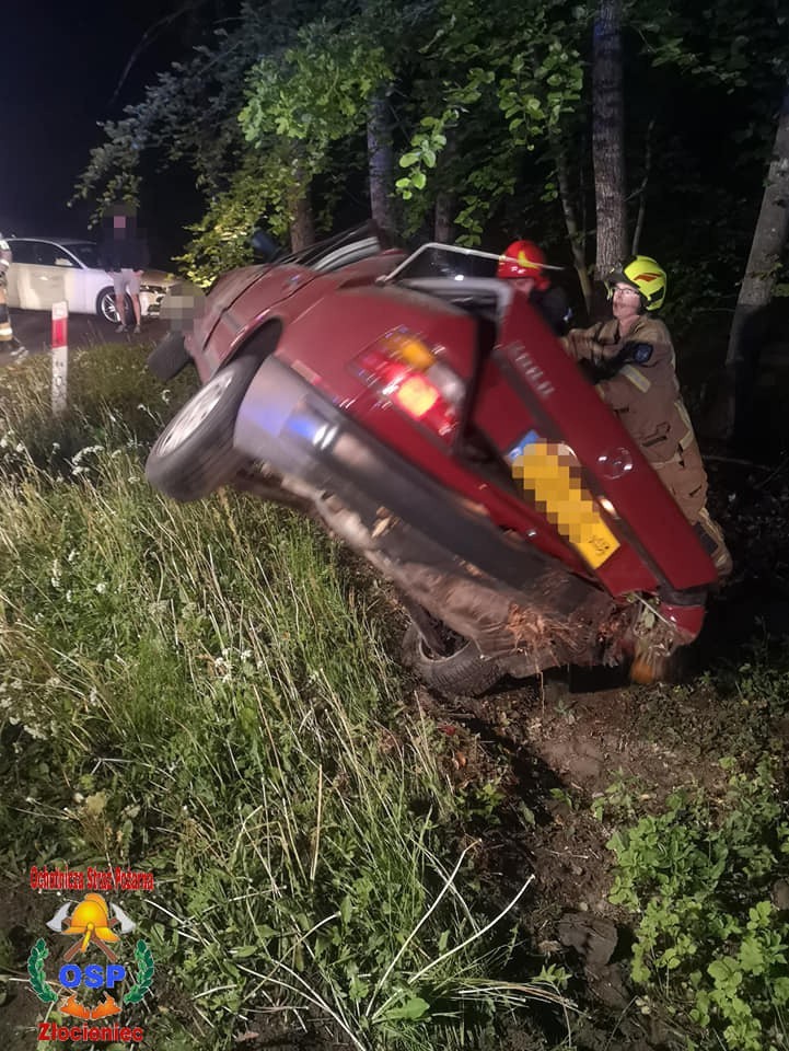 Zabytkowy mercedes roztrzaskany na drzewie