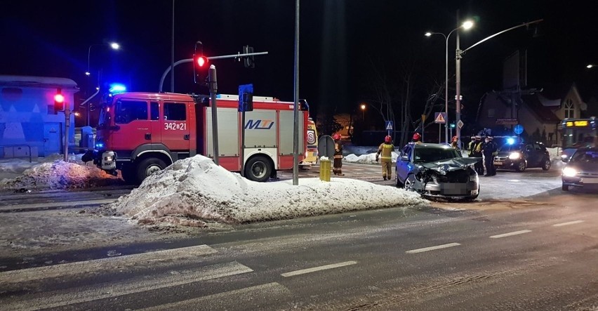 Zderzenie wozu strażackiego i osobówki w Słupsku...