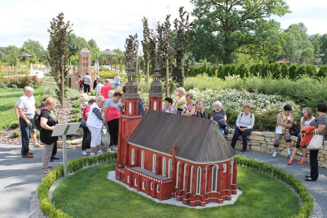 Park Miniatur Sakralnych w Olszowej to jedna z nowych atrakcji turystycznych w regionie, która przyciąga coraz więcej gości.