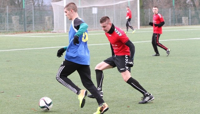 Karol Angielski (z piłką) strzelił  trzy gole dla drużyny Lewiatan Uroczysko „Echo Dnia” Przyjaciele Retlikowskiego.