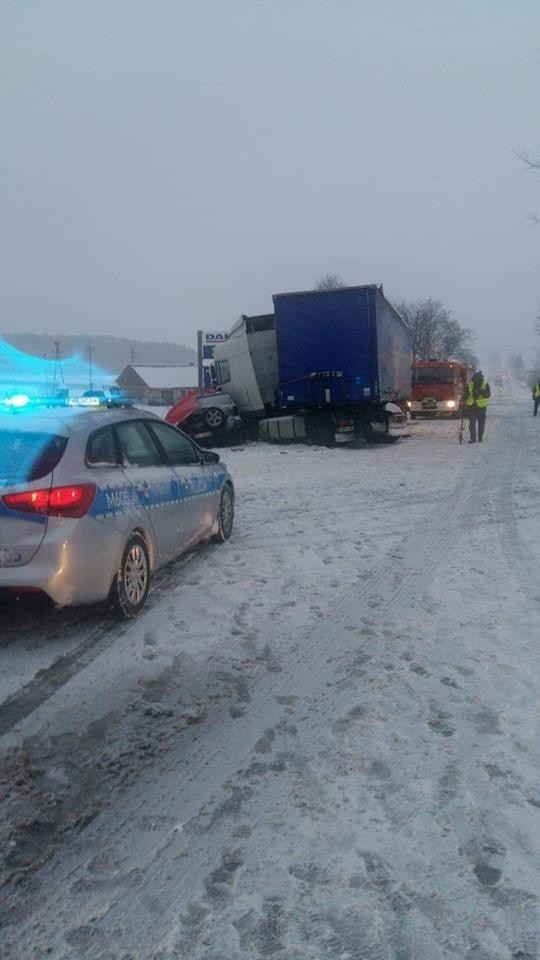 Wypadek śmiertelny. Ciężkie warunki na drogach. Mnóstwo kolizji [ZDJĘCIA]