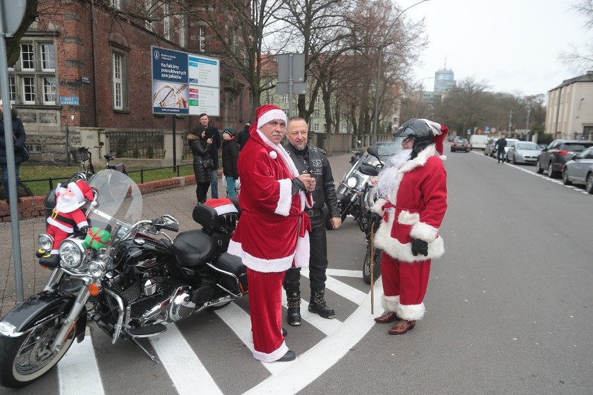 Motomikołaje 2019. Kolejna taka akcja. Motocykliści przywieźli prezenty do szpitala w Zdrojach [ZDJĘCIA, WIDEO] 