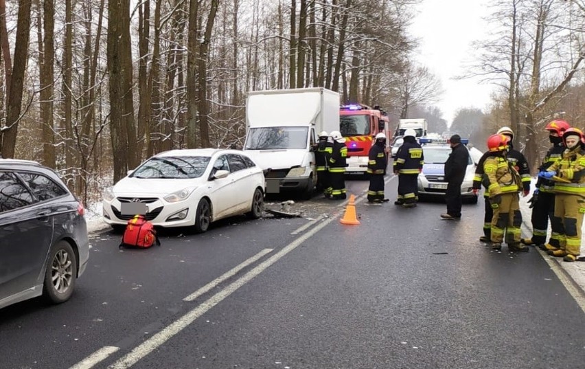 Wypadek na DK 91 między Radomskiem a Kamieńskiem. Zderzyły się 3 samochody