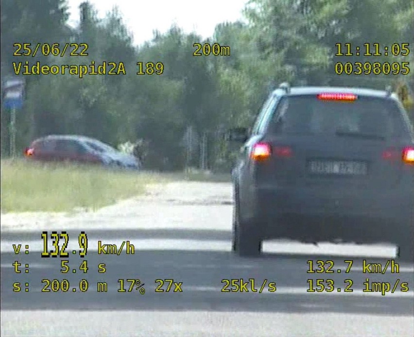 Olendy. Pędził ponad 130 km/h w terenie zabudowanym bez prawa jazdy, bo chciał pomóc koledze