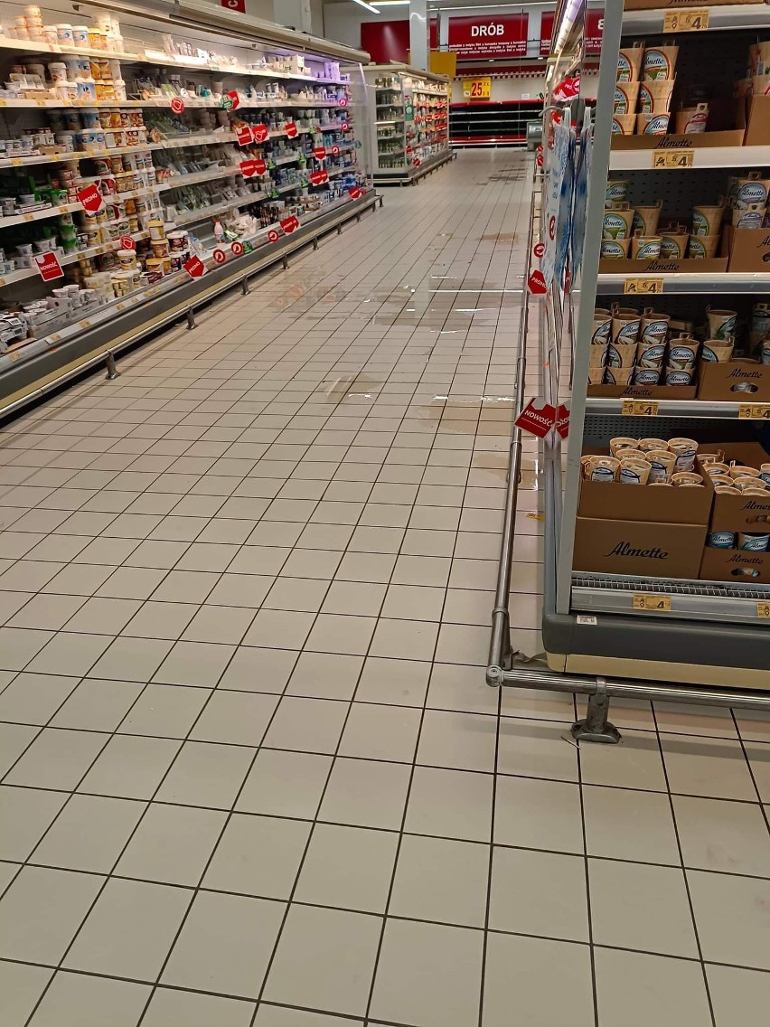 Hipermarket Auchan w Łodzi ukarany za brud w lodówkach. Czy żywność może zaszkodzić klientom?