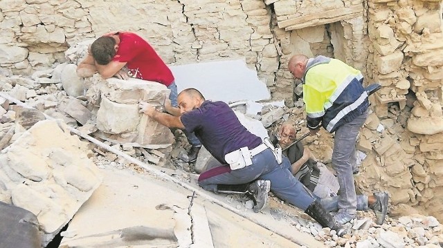 Rok 2016 w Amatrice we Włoszech. Ratownicy próbują dostać się do uwięzionych pod gruzami średniowiecznej zabudowy mieszkańców.