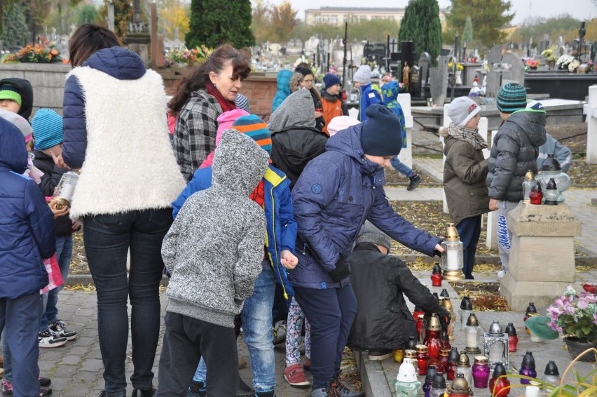 Najmłodsi odwiedzili groby bohaterów w Szydłowcu. We wtorek kwesta