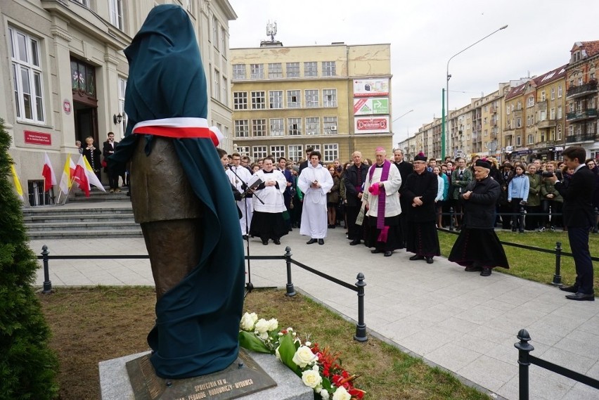 Pomnik ks. Piotrowskiego w końcu stanął przy szkole przy ul....