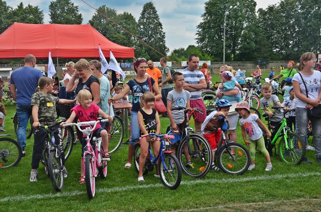 Dzieci wzięły udział w „Skaryszewskim kolarskim wyścigu pokoju” w czterech kategoriach wiekowych.