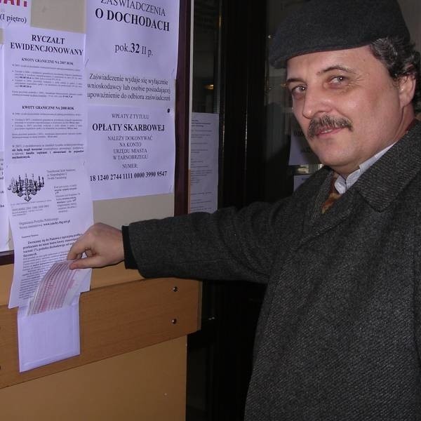 Robert Barański z Tarnobrzeskiego Klubu Szachowego zostawił w urzędzie skarbowym blankiety wpłat z nadzieją, że sięgną po nie podatnicy.