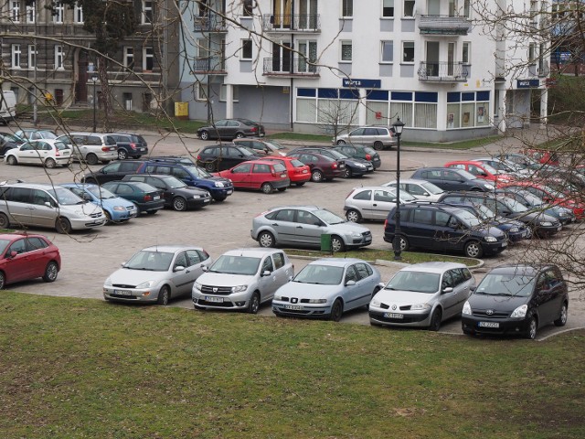 Ogromny parking między bankiem a siedzibą NOT przy ul. Jana z Kolna - od jutra przestanie być darmowy