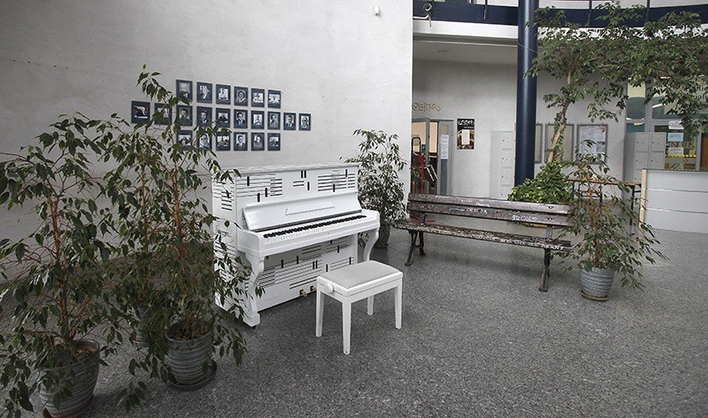 Białe pianino w Katowicach przez długi czas stało w holu...