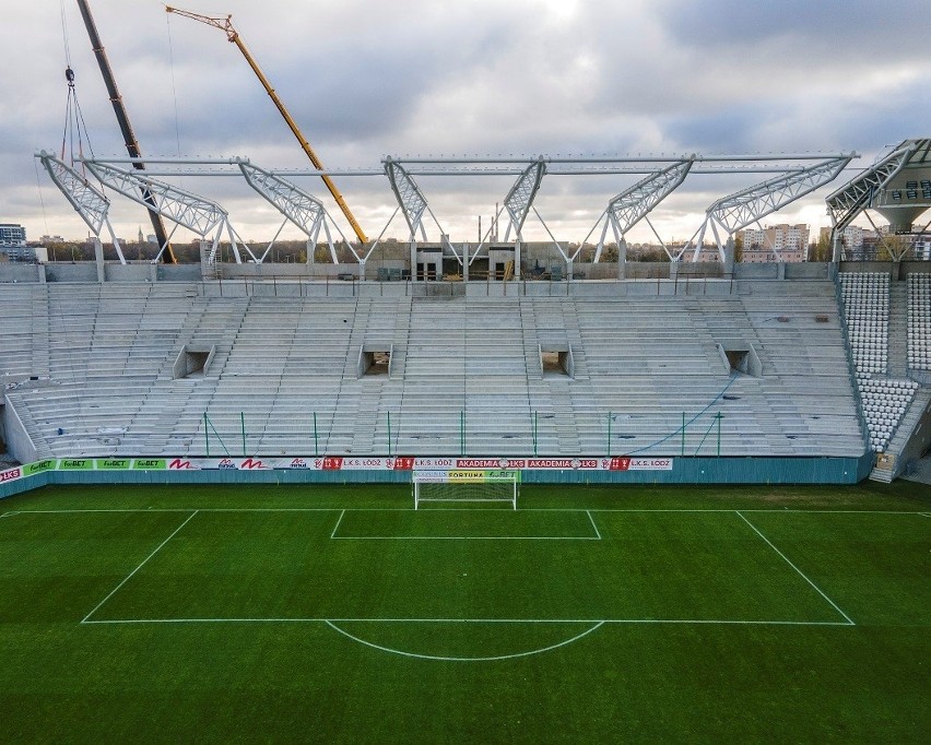 Trwa montaż elementów dachu i budowa czwartej trybuny stadionu ŁKS ZDJĘCIA