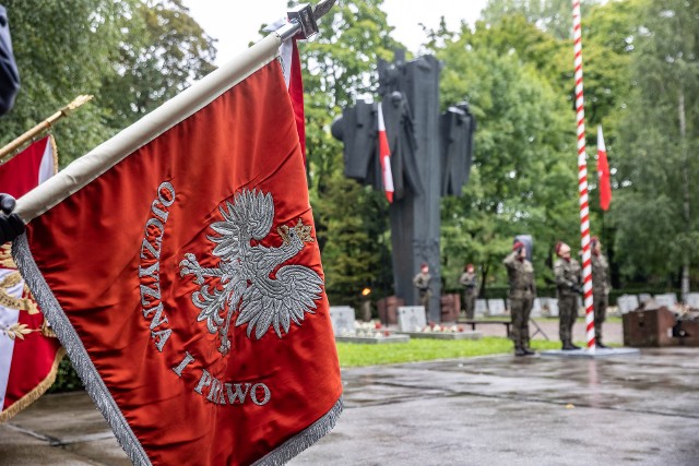 Uroczystości pod pomnikiem Armii &bdquo;Krak&oacute;w&rdquo; w kwaterze Żołnierzy Września 1939 na cmentarz Rakowickim