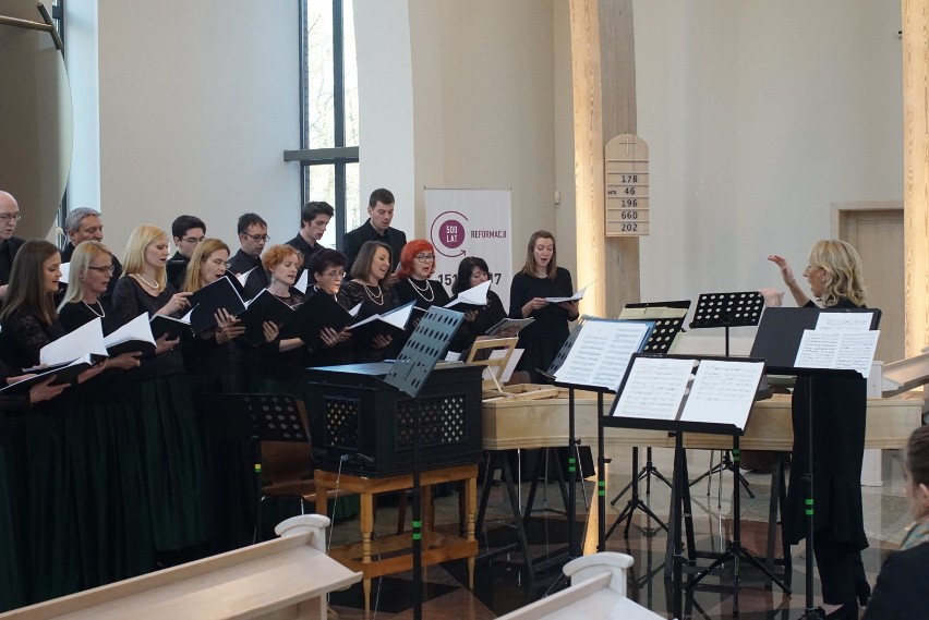 Chór Collegium Cantorum podczas koncerrtu w kościele Łaski...