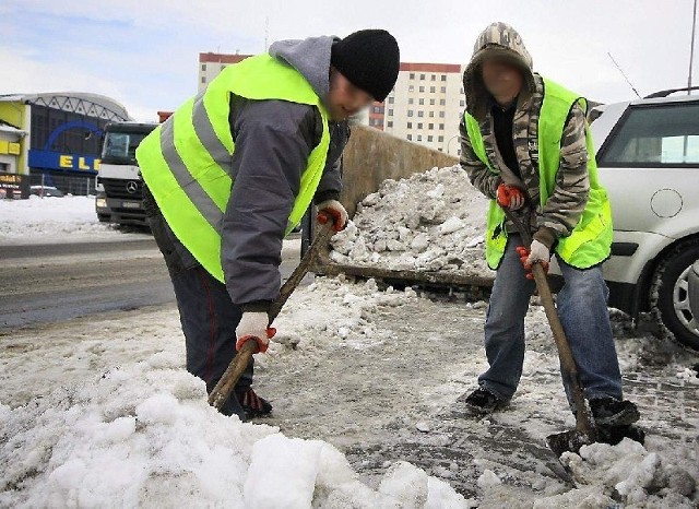 Przy usuwaniu zlodowaciałego śniegu na Górczynie pracują Mariusz i Bartłomiej.