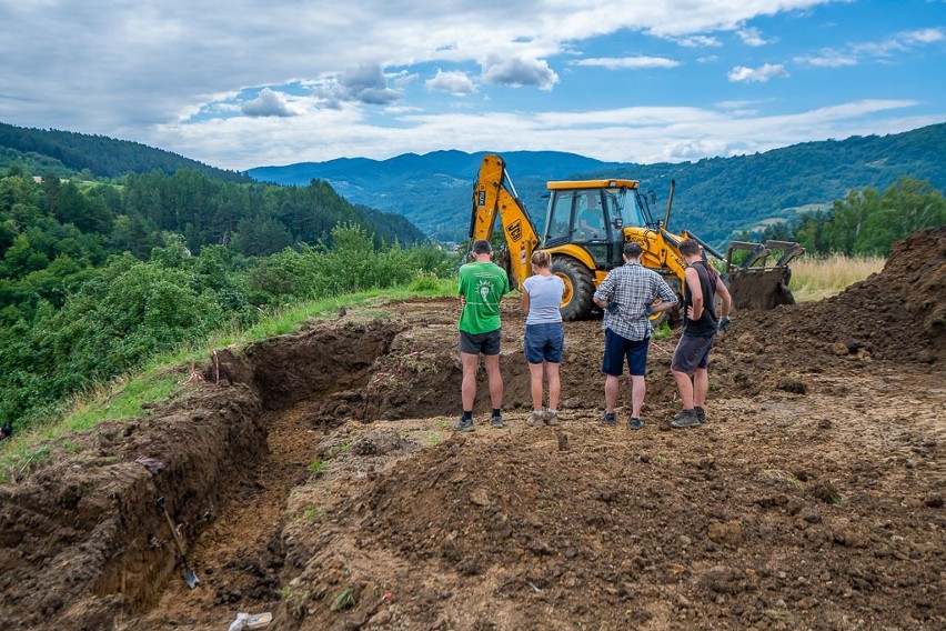 Maszkowice. Archeolodzy powrócili na Górę Zyndrama. Odkopują fragmenty tajemniczej warowni [ZDJĘCIA]