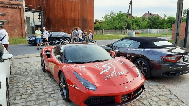 Sportowe samochody przyjechały do Żnina w ramach akcji charytatywnej.