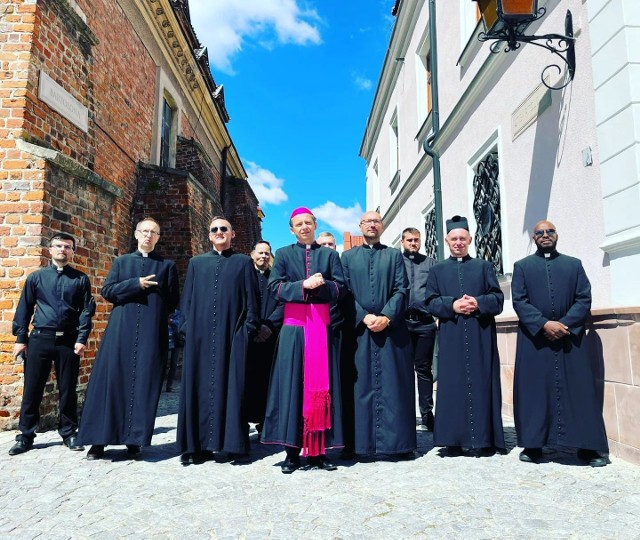 Duchowna ekipa zjechała do Ojca Mateusza, na jej czele, w roli biskupa Wojciech Niemczyk. Sceny kręcono w środę w Sandomierzu. Więcej na kolejnych zdjęciach.