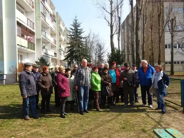 Mieszkańcy bloku protestowali już, gdy telekomunikacja wznosiła budynek (widoczny na zdjęciu po prawej). A teraz ma on zostać rozbudowany...