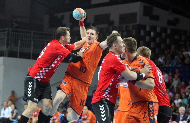Łukasz Gierak (z piłką) ma zastąpić Mateusza Zarembę na prawym rozegraniu.