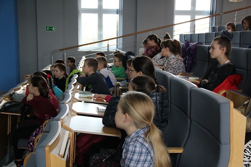 Jak z makulatury zrobić kartkę papieru? Kolejne wykłady w Oświęcimskim Uniwersytecie Dziecięcym