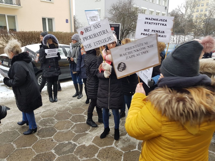 Protest w prokuraturach w Lublinie. W południe pracownicy pikietowali przy ul. Chmielnej (ZDJĘCIA) 