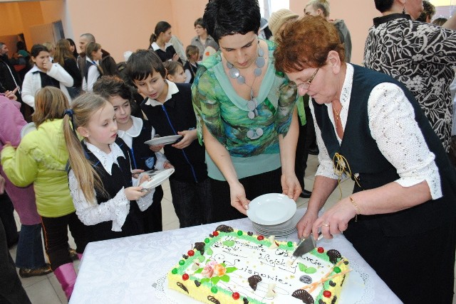 Tort z okazji otwarcia świetlicy pokroiła Elżbieta Wiśniewska z Gminnego Ośrodka Kultury