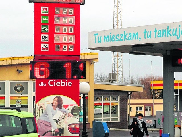 Na stacji lej do pełna. Ceny paliw spadająNa stacji lej do pełna. Ceny paliw spadają