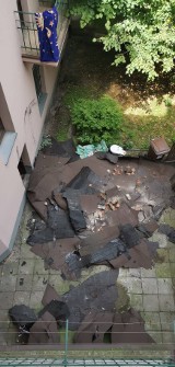 Z krakowskiej kamienicy zerwało dach. Mieszkańcy żyją w strachu. "Z problemem zostaliśmy sami"