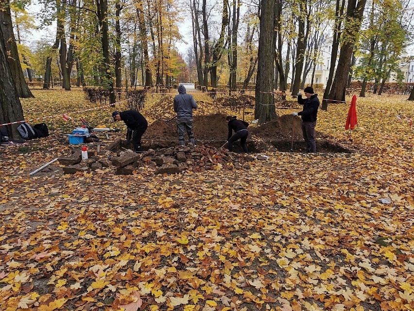 Ogród przy Pałacu Branickich. Nowe odkrycia archeologiczne