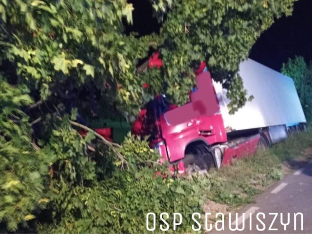 Tragiczny wypadek pod Kaliszem na drodze powiatowej w miejscowości Godziątków. Samochód ciężarowy zjechał na pobocze i uderzył w drzewo. Śmierć na miejscu poniósł pasażer ciężarówki.