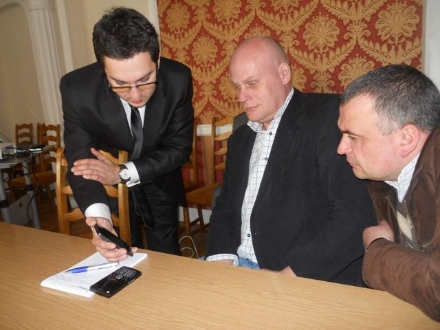 Marek Krasiński ( z lewej) pokazuje zalety informatora radnym Pawłowi Kanasiowi i Wojciechowi Marjańskiemu