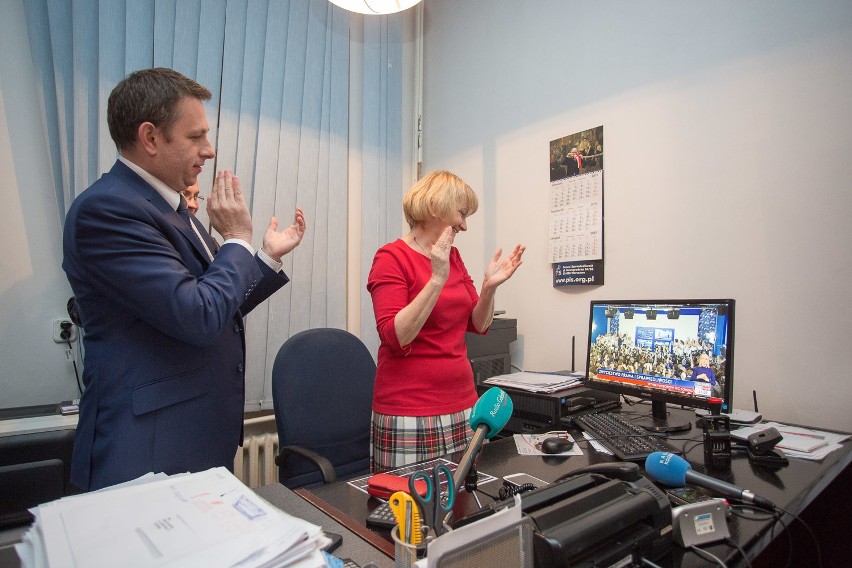 Radość w słupskim sztabie PiS (wideo, zdjęcia)