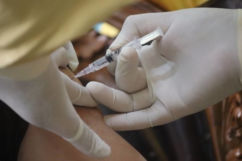 Antyszczepionkowcy blokują terminy szczepień? Ministerstwo Zdrowia reaguje. Takie informacje krążą po mediach społecznościowych