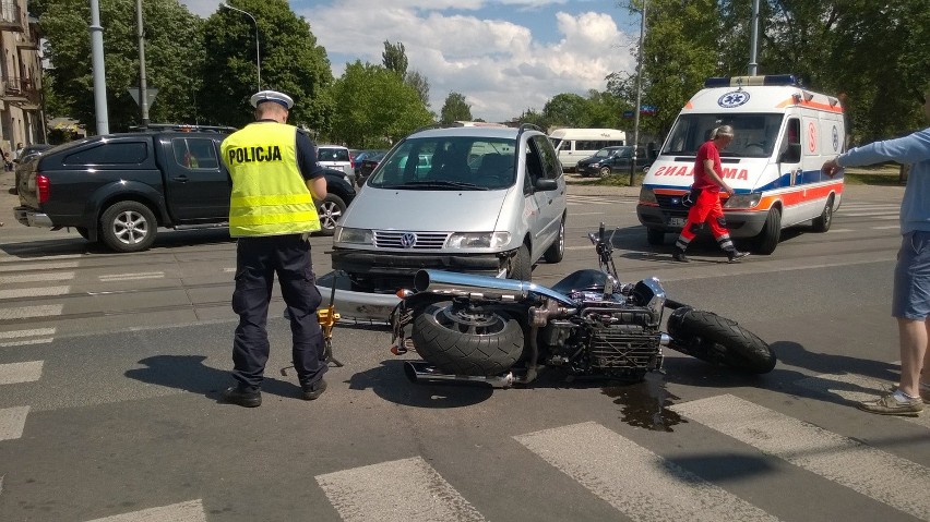 Wypadek na Kilińskiego. Zderzenie motocykla z volkswagenem. Jedna osoba ranna [ZDJĘCIA]