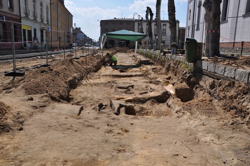 Okazało się, że drogę na rynku w Dobrodzieniu zbudowano na...