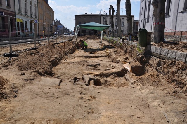 Okazało się, że drogę na rynku w Dobrodzieniu zbudowano na terenie starego cmentarzyska, zlikwidowanego w XIX wieku.