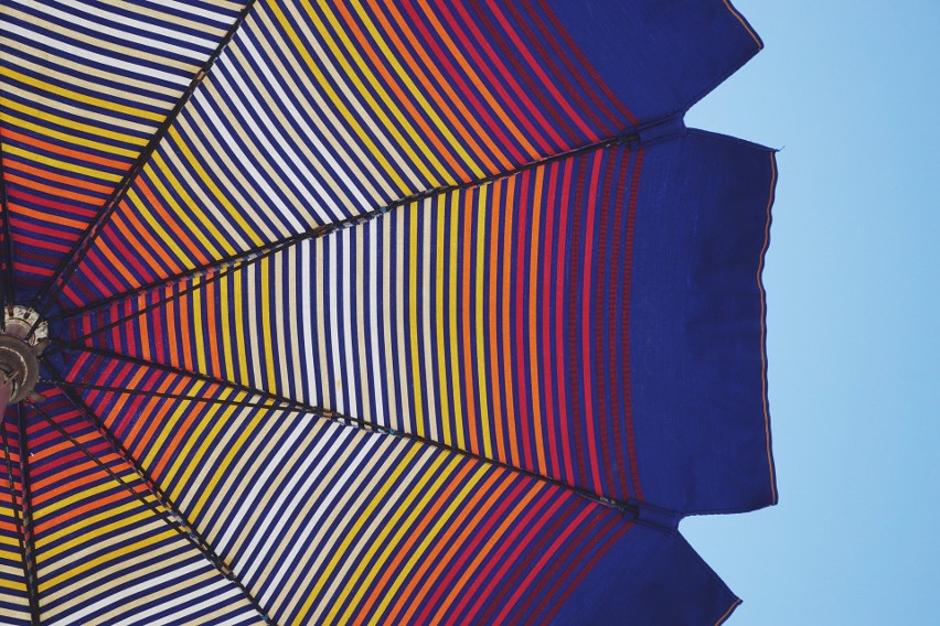 Praktyczne i stylowe parasole ogrodowe na balkon i taras - najlepsze rozwiązanie na lato 2023