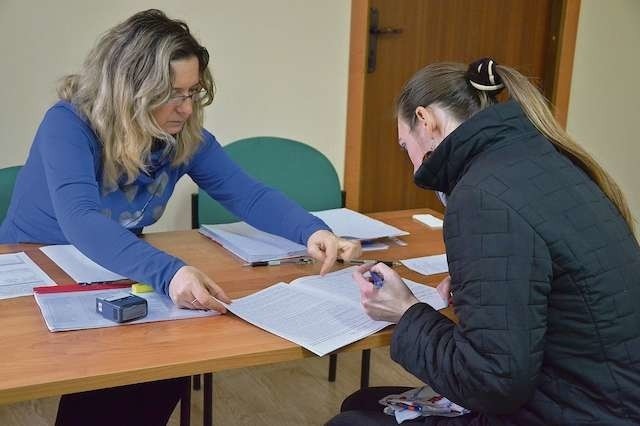 Dorota Kostecka przyjmuje wniosek Edyty Grzędzickiej, która wychowuje 7-letnie dziecko.