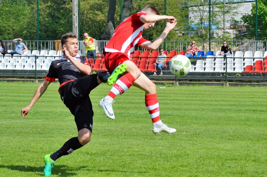 Szymon Feret (z lewej) w walce z Jakubem Ptakiem (Soła...